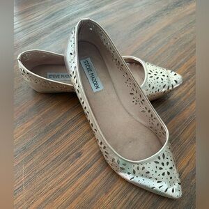 Steve Madden Gold Pointy Toe Flats with Laser Cut Floral Designs, size 8
